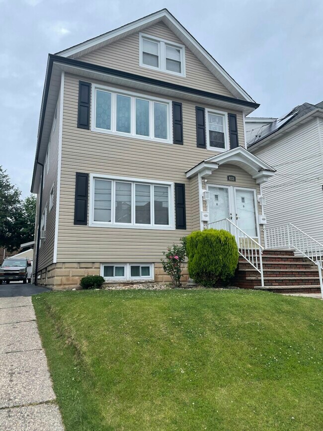 Building Photo - 833 Pennington St Unit 2
