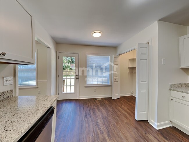 Photo - 2807 Sutherland Dr
