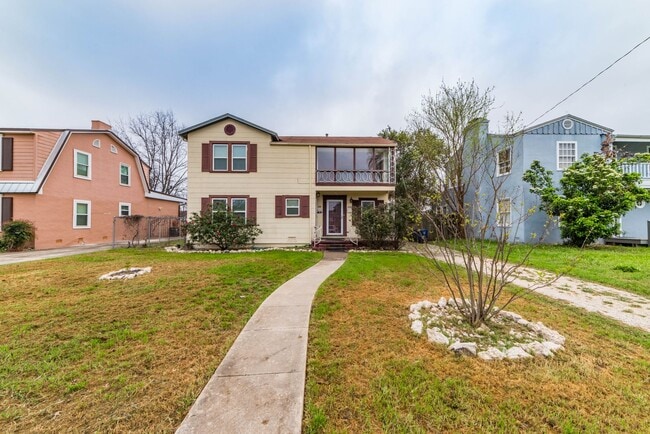 Photo - 2-BEDROOM MONTICELLO PARK DUPLEX - UPSTAIRS UNIT Unit 2218-M