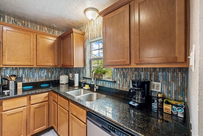 Photo - 5219 Avenue Q