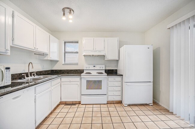 Photo - Charming 2 Bedroom 1.5 Bathroom Condo in Southeast Denver available Now!