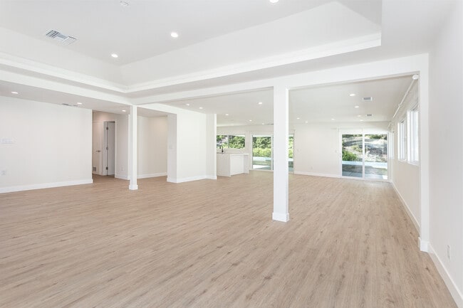 Espacio abierto: Sala de estar - Comedor - Cocina - 6419 Valley Circle Ter