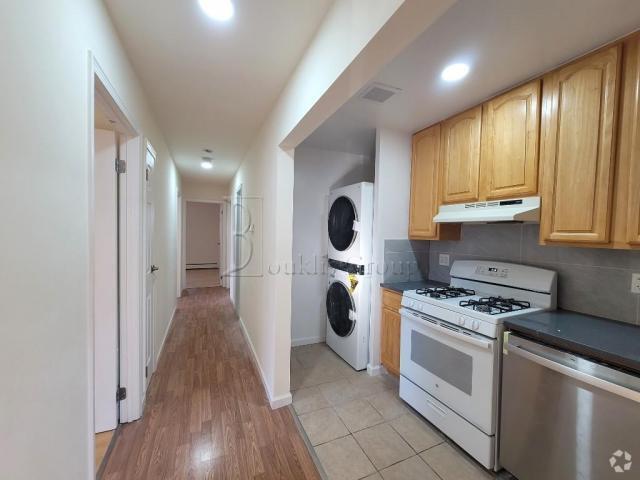 Building Photo - 4 bedroom in ASTORIA NY 11102 Unit 3 Rental