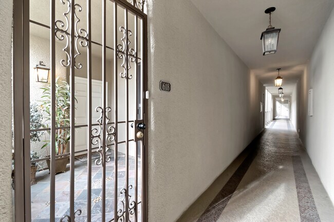 Photo - 8455 Fountain Ave Unit 618