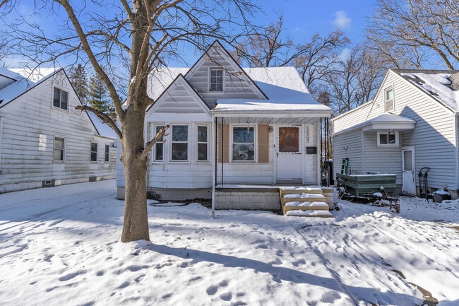 Photo - 11319 Tecumseh Ave