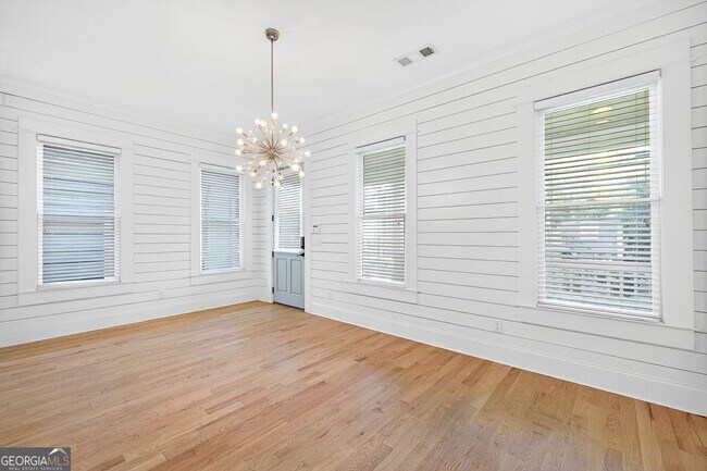 Photo - 523 Irwin St NE