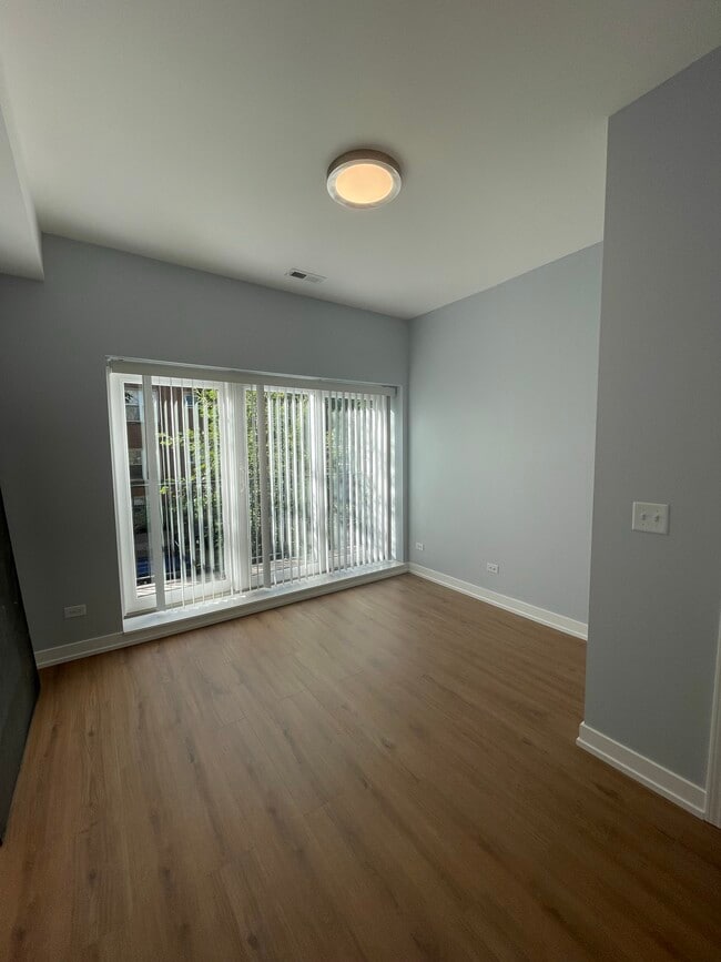 Photo - 1024 W Ainslie St