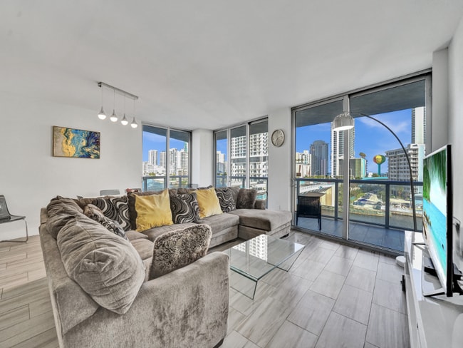 Building Photo - 2602 E Hallandale Beach Blvd Rental