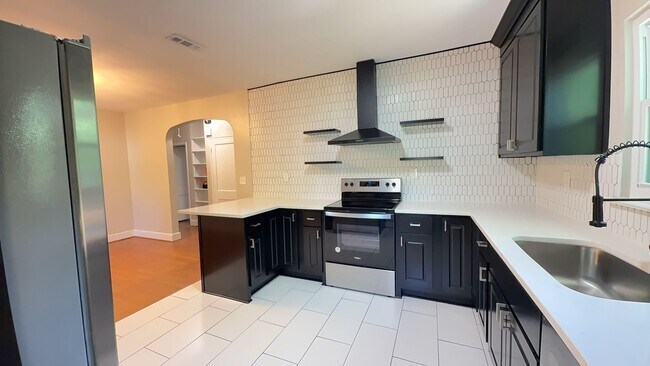 Photo - Charming 2BR with Sunroom, Hardwood Floors & Lawn Care Included