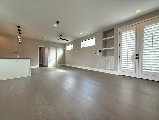 Photo - 1015 E 27th St