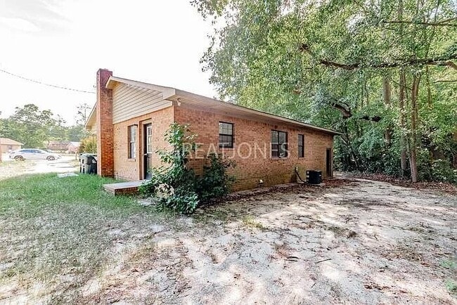 Photo - 700 Kester St