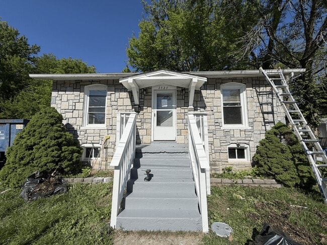 Building Photo - 2527 Leslie Ave