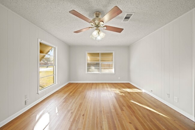 Photo - 821 Miller St