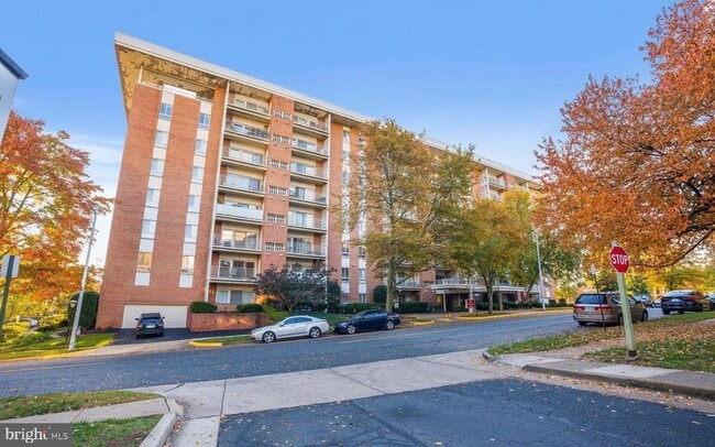 Building Photo - 5250 Valley Forge Dr Unit 103