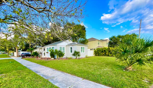 Gran lote de esquina con iluminación solar que rodea la casa. - 3319 W Paul Ave