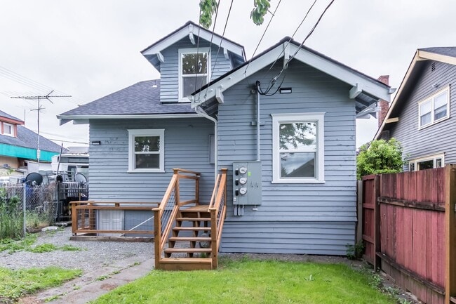 Photo - Adorable home with 3 Units in Tacoma Unit A