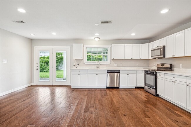 Photo - 2006 Du Barry Ln