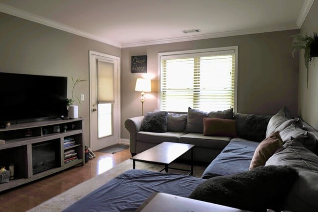Photo - 129 Glengarry Dr