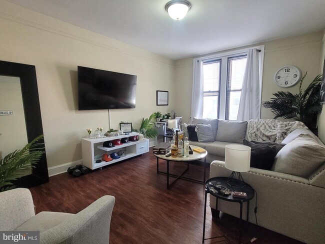 Building Photo - 2031 Locust St Unit 305