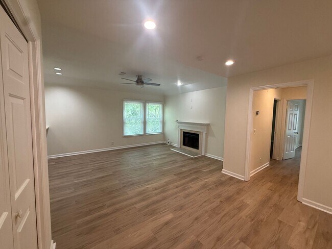 Photo - Beautiful Condo in Hillsboro Villlage