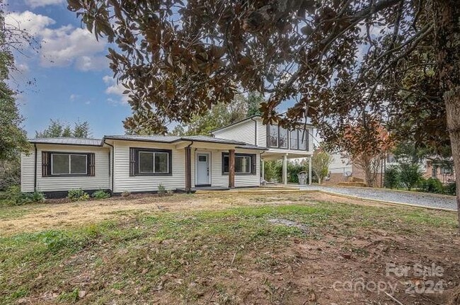 Photo - 525 Arlington Cir NW