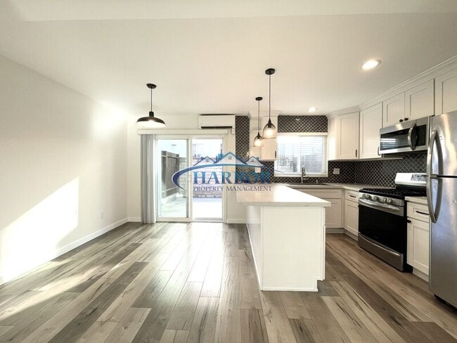 Photo - 677 W 39th St Unit B