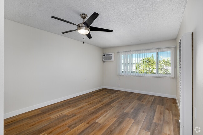 1BR, 1BA - 540SF - Living Room - Beck Park