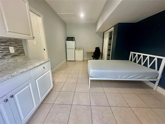 Building Photo - 16025 SW 53rd Terrace Unit efficiency Rental