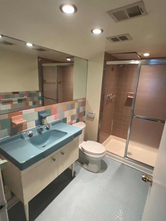 Building Photo - 4805 Randolph Dr Unit Lower Level