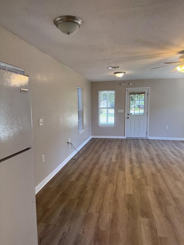 Photo - 1028 Brett St N