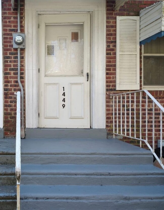 Building Photo - Nice and quiet Town House with garage and ...