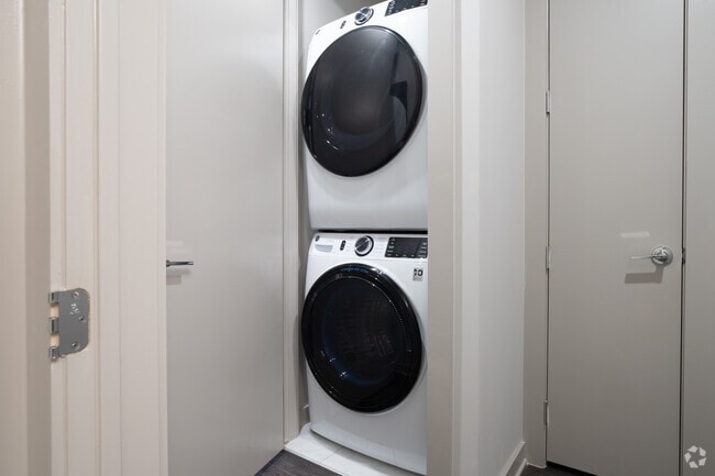 1BR, 1BA - 749SF