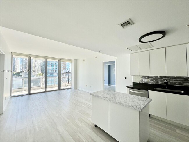 Building Photo - 92 SW 3rd St Unit 1503