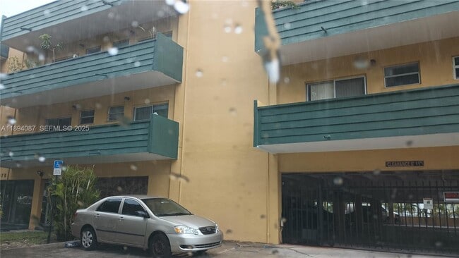 Building Photo - 1975 NE 135th St Unit 2I