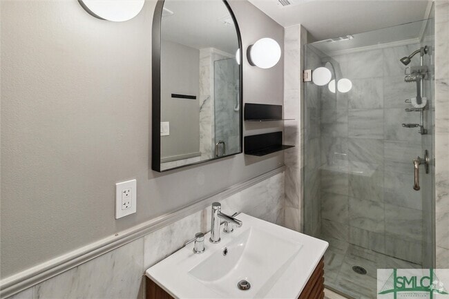Building Photo - 18 E Jones St Rental
