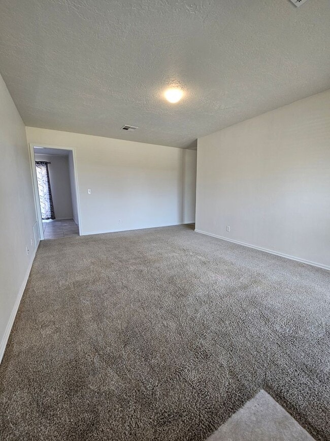 Photo - (4) Bed/(2) Bath - Corner Lot - Avail NOW!