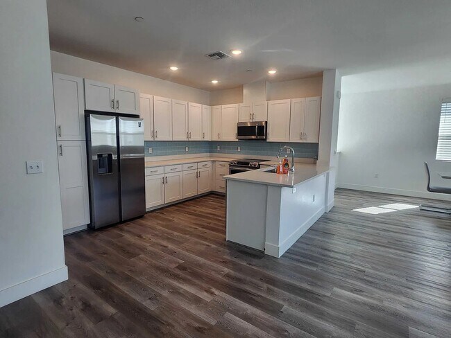 Photo - 5301 E Commerce Way Unidad 18104