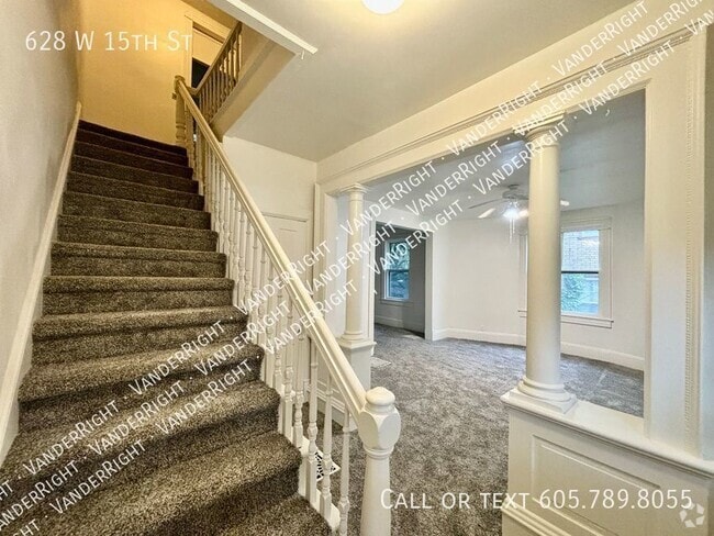 Building Photo - 628 W 15th St Rental