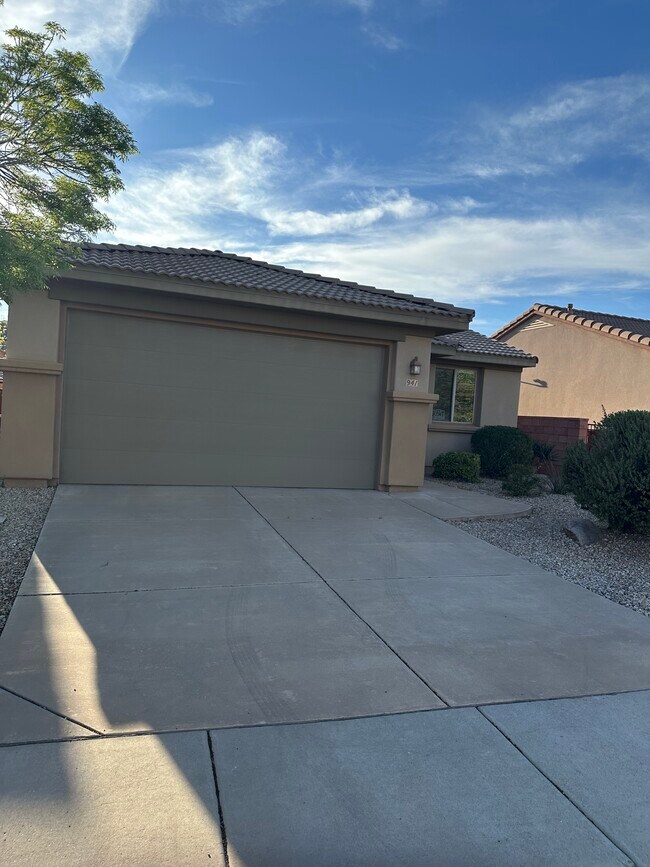 Frente - 941 N Echo Ln