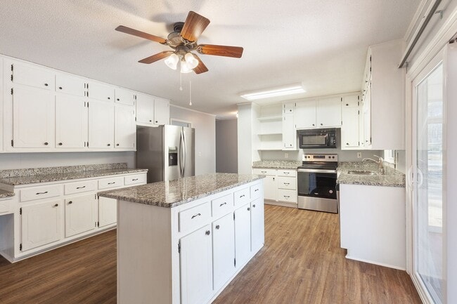 Building Photo - Spacious 4bd/2.5ba Ranch w/ Two-Car Garage & Large Basement and Screened Porch!