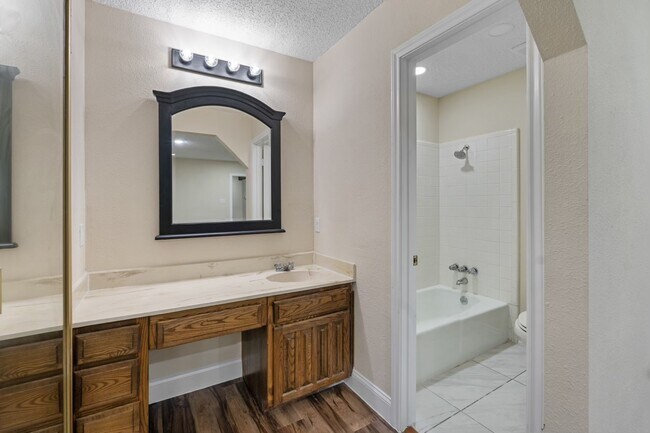 Photo - 1037 Alicia Ln
