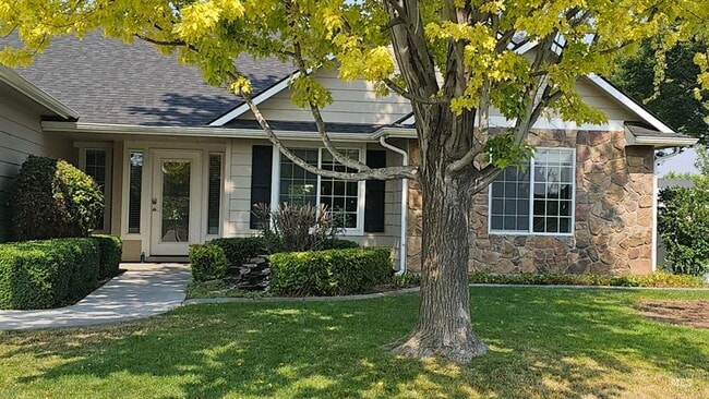 Building Photo - Great 4 bedroom plus bonus room Rental