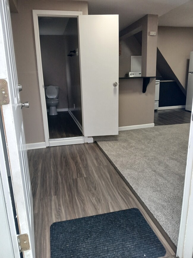 Building Photo - 216 N Main St Unit Apt C