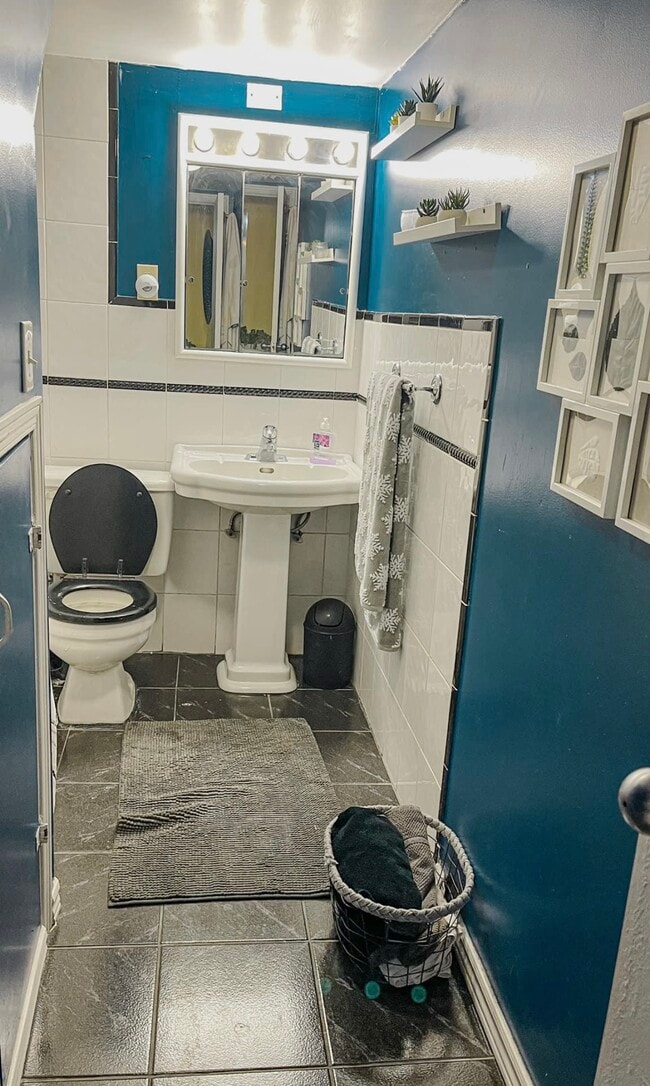 Photo - 700 Brock Av