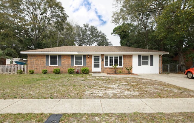 Central Niceville Location with a pool. - Central Niceville Location with a pool. House