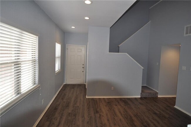 Photo - 706 W 22nd St Unit 305