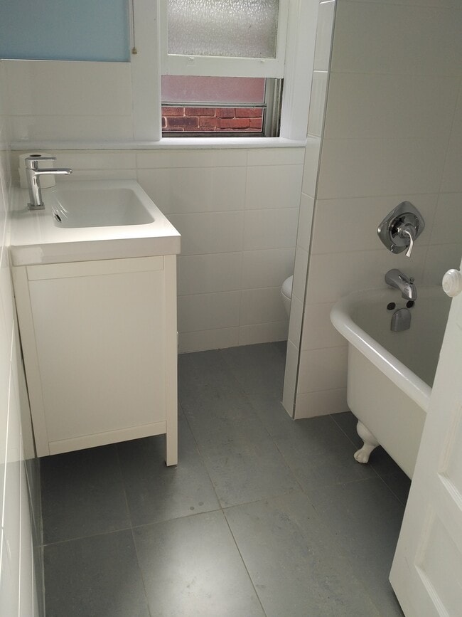 Photo - Stunning, huge, sun soaked two story loft apt in Hillcrest / Wychwood ((Dupont & Christie)) Unité Upper