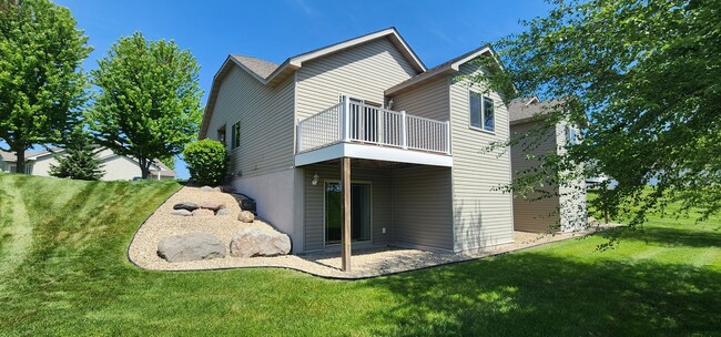 Building Photo - Beautiful 3 Bed, End Unit, Town Home for Rent