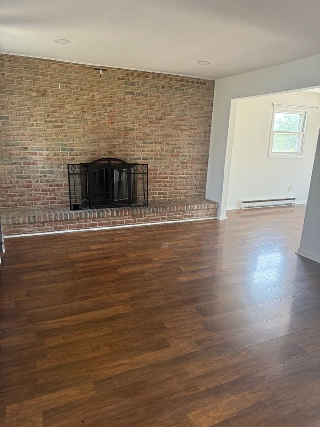 Photo - Spacious 4 Bedroom 2 1/2 bathroom Townhome