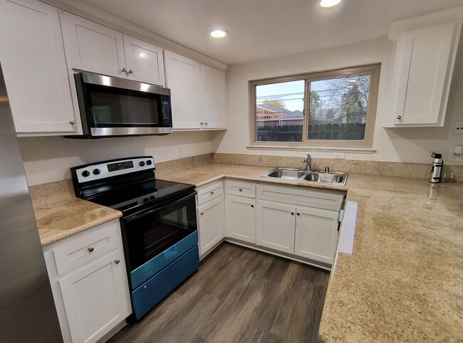 Building Photo - Available Now! Beautifully Remodeled 2 Story Condo located in Sacramento!